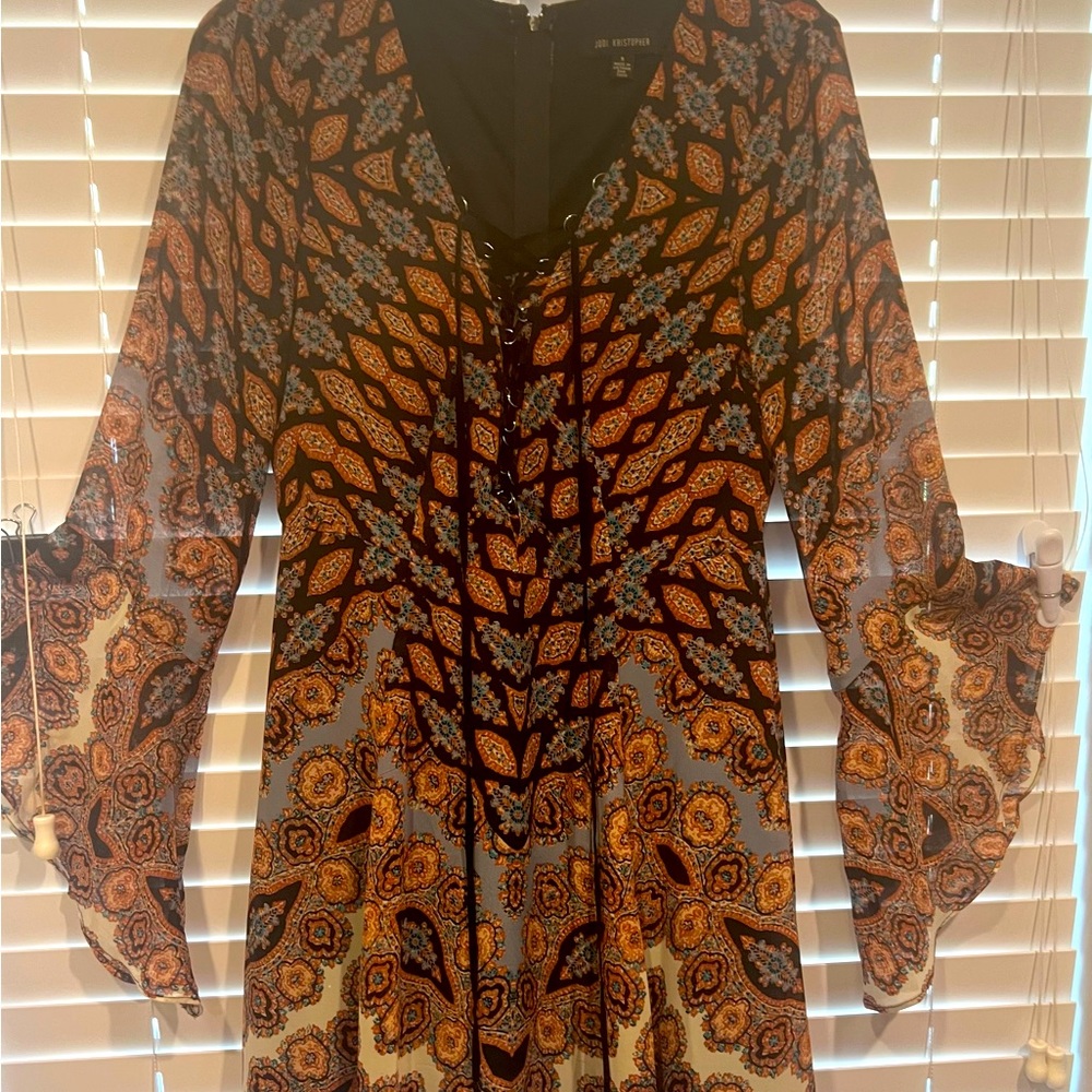 Cute, boho style dress with gorgeous sleeves and a lace up front detail.